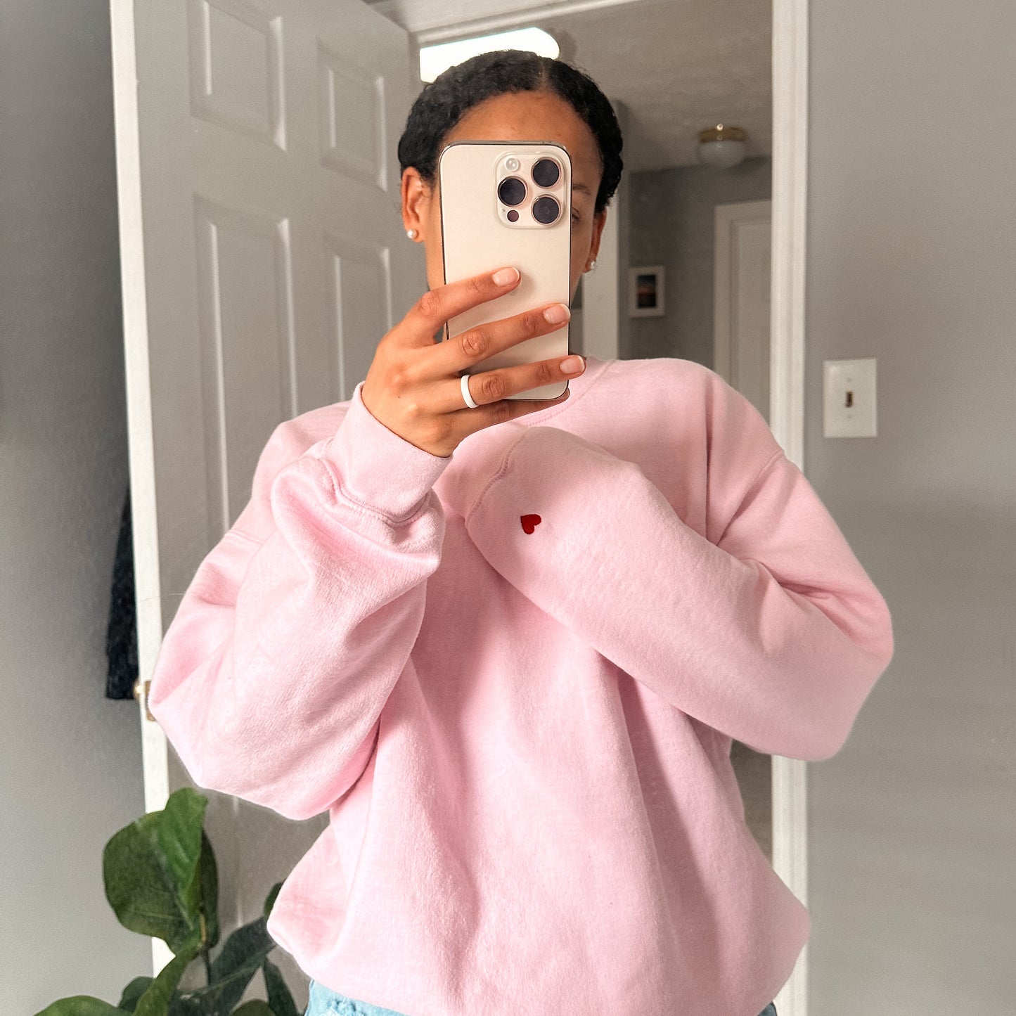 Donc c’est l’amour brodé Crewneck | Rose
